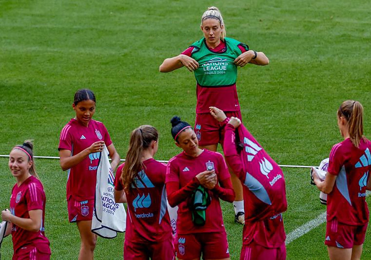 Alexia Putellas, en el entrenamiento de ayer junto a sus compañeras