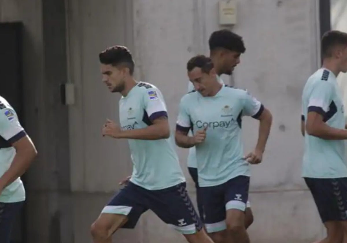 Bartra junto a Guardado en una sesión de entrenamiento con el Betis