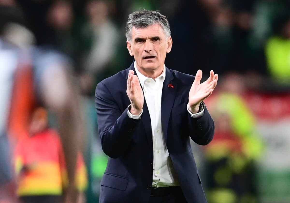 José Luis Mendilíbar durante un encuentro con el Olympiacos