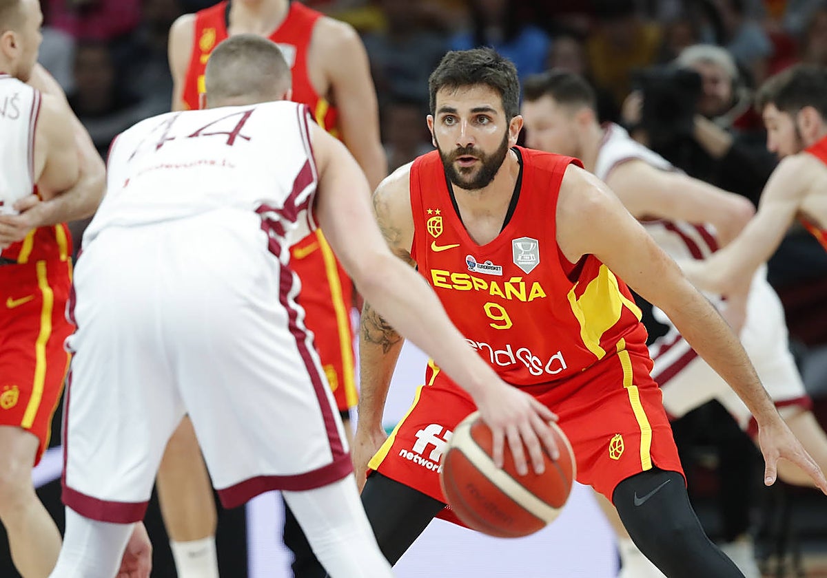 Ricky Rubio se aplica en defensa ante Letonia