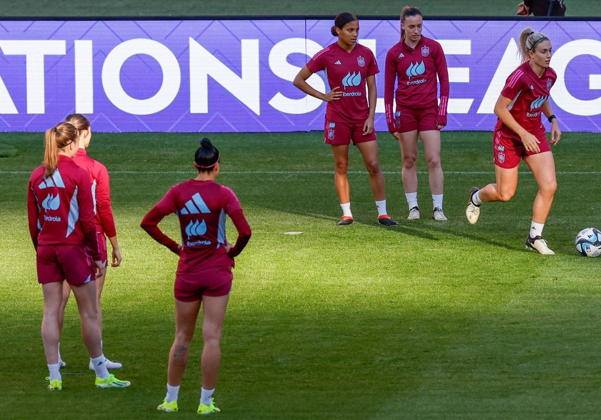 Las jugadoras de la selección española de fútbol durante el entrenamiento oficial en el estadio de La Cartuja