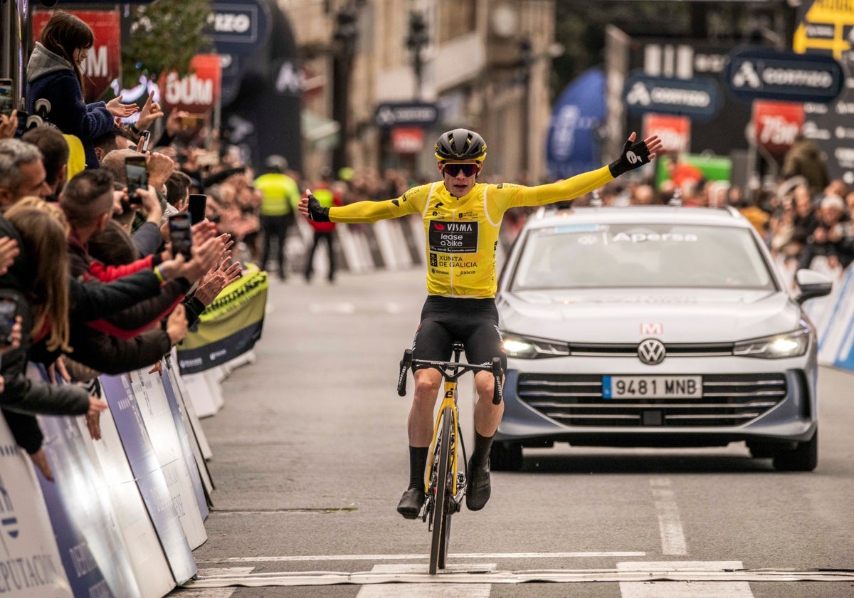 Jonas VIngegaard cruza la meta de Ribadavia en la tercera etapa de O Gran Camiño