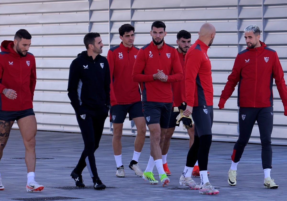 Januzaj, Isaac Romero, Dmitrovic, Rafa Mir, Juanlu y Gudelj saltan a entrenar en la ciudad deportiva del Sevilla