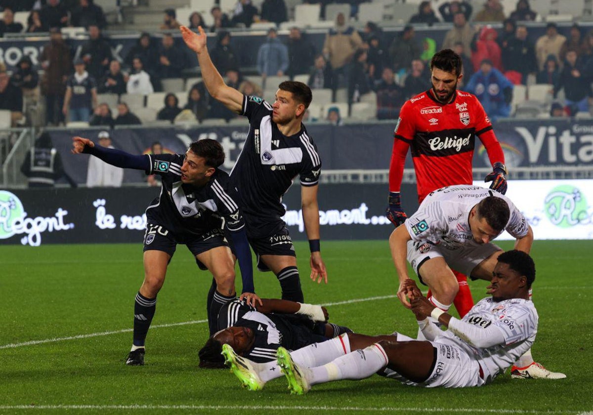 Los jugadores del Girondins piden la entrada de las asistencias tras el golpe Ellis