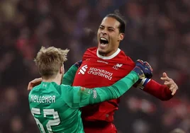 Van Dijk brinda al Liverpool el primer título en la temporada de despedida de Klopp