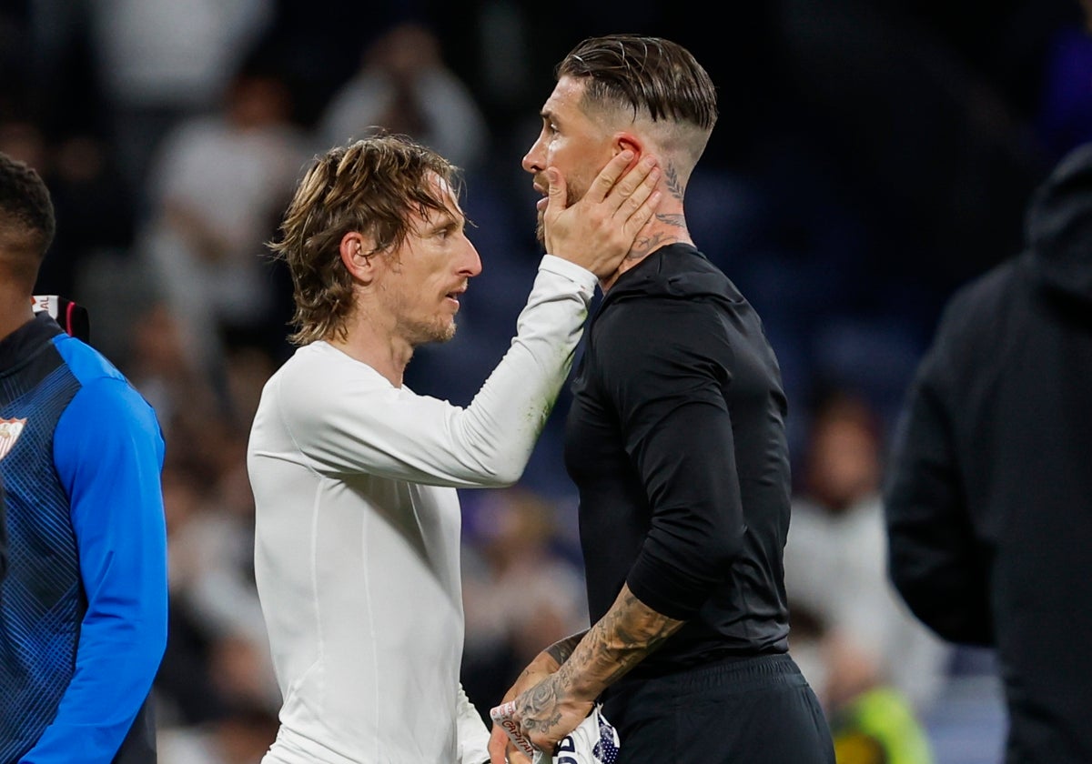 Modric saluda a su amigo Ramos tras el Madrid - Sevilla