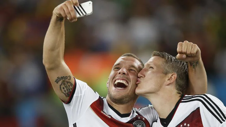 Podolski y Schweinsteiger tras la final del Mundial de 2014