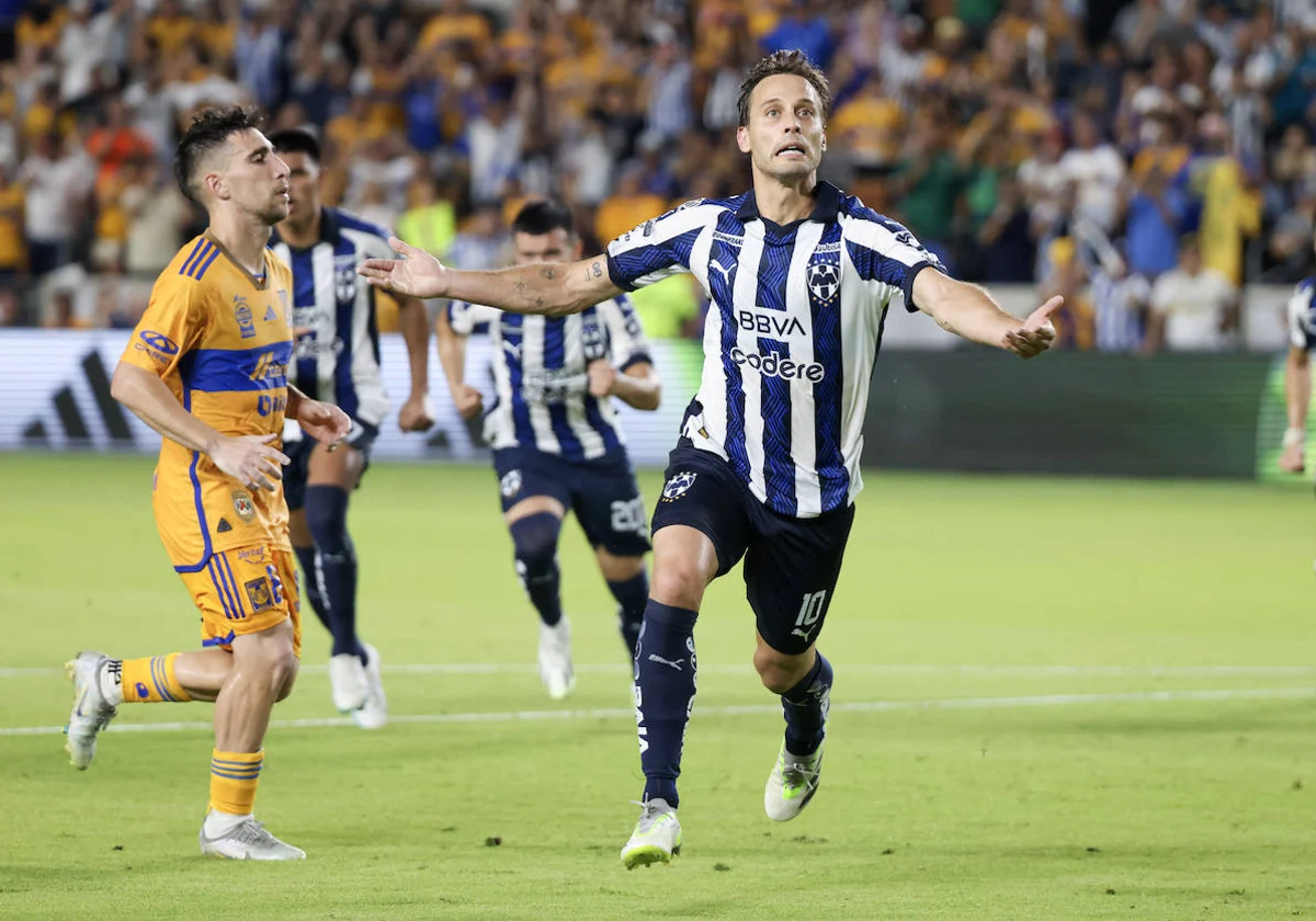Sergio Canales celebra un gol con el Rayados de Monterrey