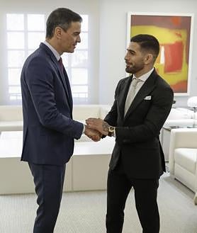 Imagen secundaria 2 - Sánchez le promete la nacionalidad a Ilia Topuria: «Tu amor por España se reflejará en tu DNI»