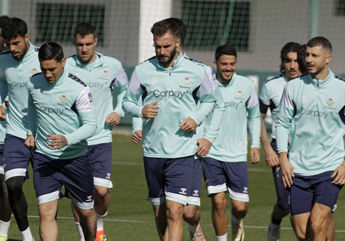Guido Rodríguez, a la derecha, se entrena con sus compañeros durante una de las sesiones recientes del Real Betis