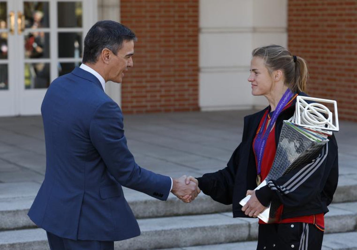 El presidente del Gobierno, Pedro Sánchez, saluda a Irene Paredes durante la recepción en La Moncloa por el título de la Nations League