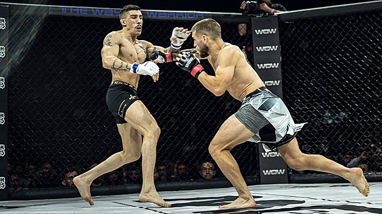 Aleksandre Topuria conecta un golpe a un oponente en Vistalegre