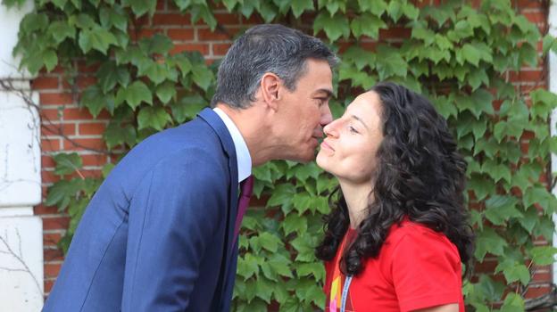 Imagen antes - Pedro Sánchez, saludando a Ivana Andrés en agosto de 2023 y a Jenni Hermoso en febrero de 2024