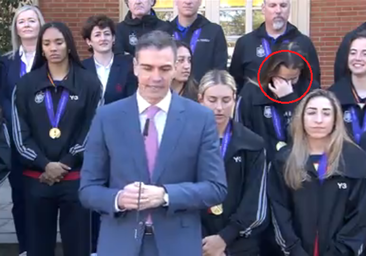 El ataque de risa de Cata Coll tras una duda de Pedro Sánchez en pleno discurso
