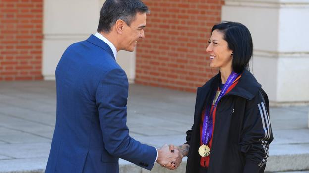 Imagen después - Pedro Sánchez, saludando a Ivana Andrés en agosto de 2023 y a Jenni Hermoso en febrero de 2024