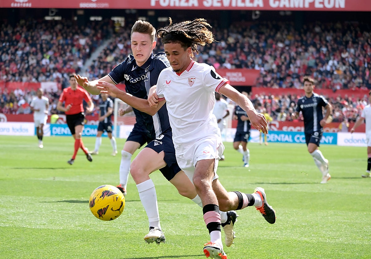 Hannibal Mejbri pelea por un balón durante el Sevilla - Real Sociedad