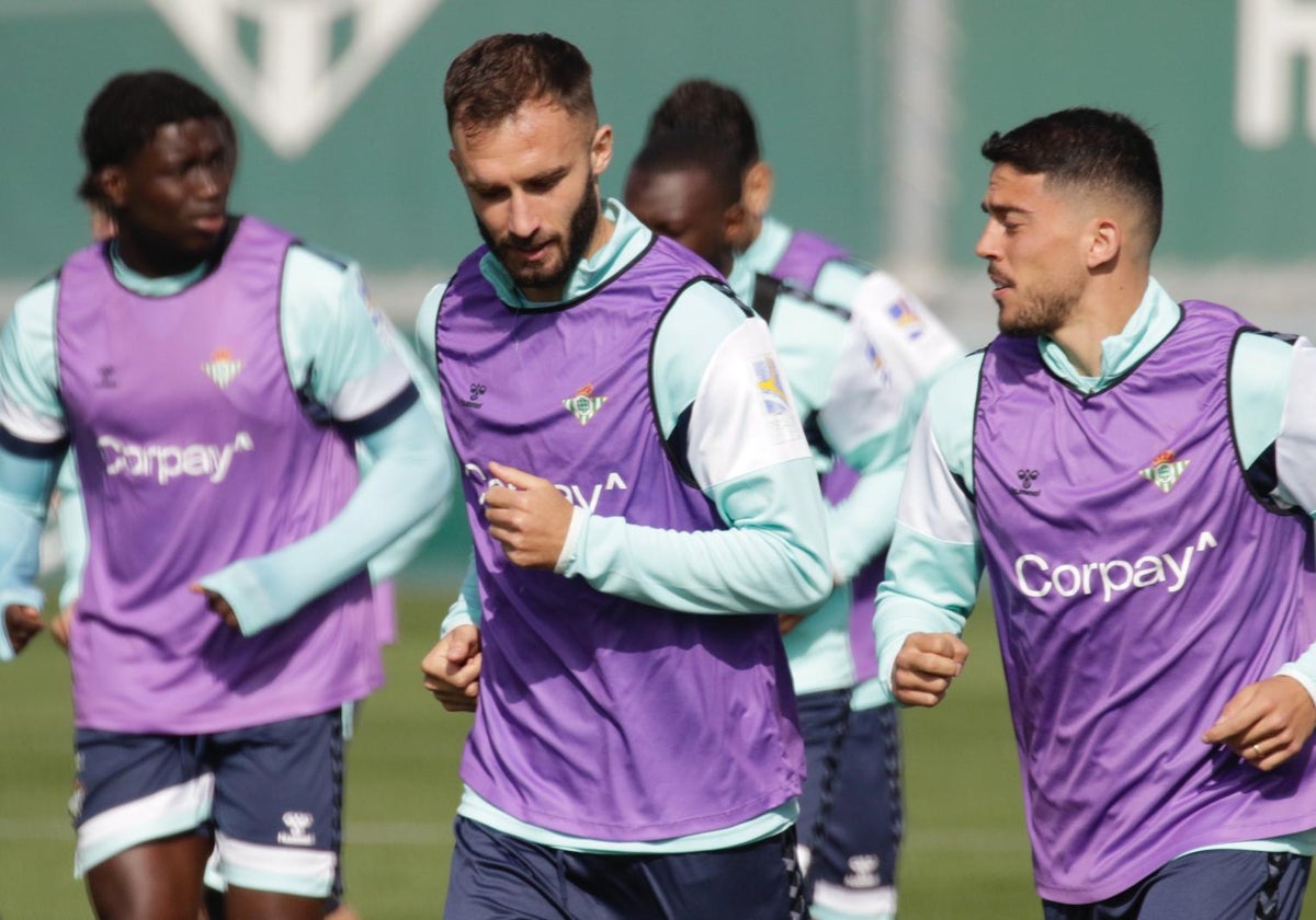 Pezzella, dialogando con Fornals en el entrenamiento del Betis de este sábado