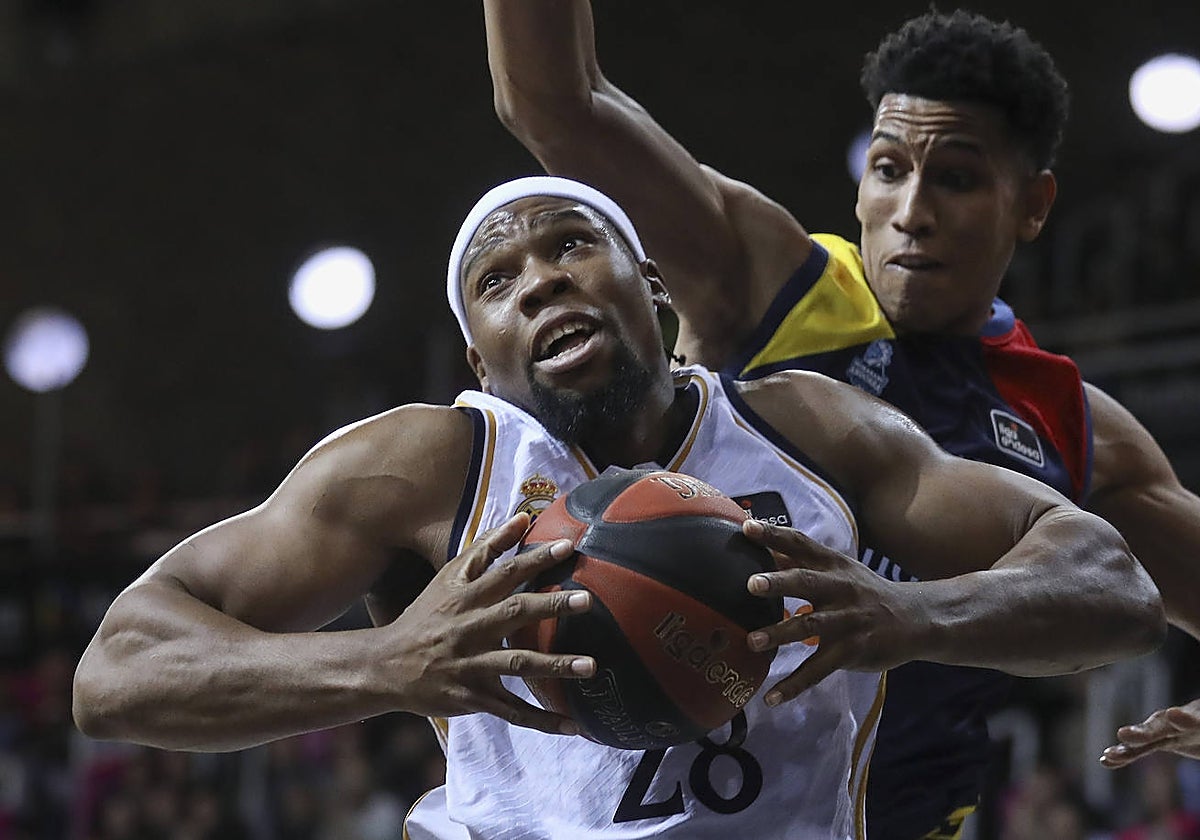 Yabusele coge un rebote ante Tyson Pérez