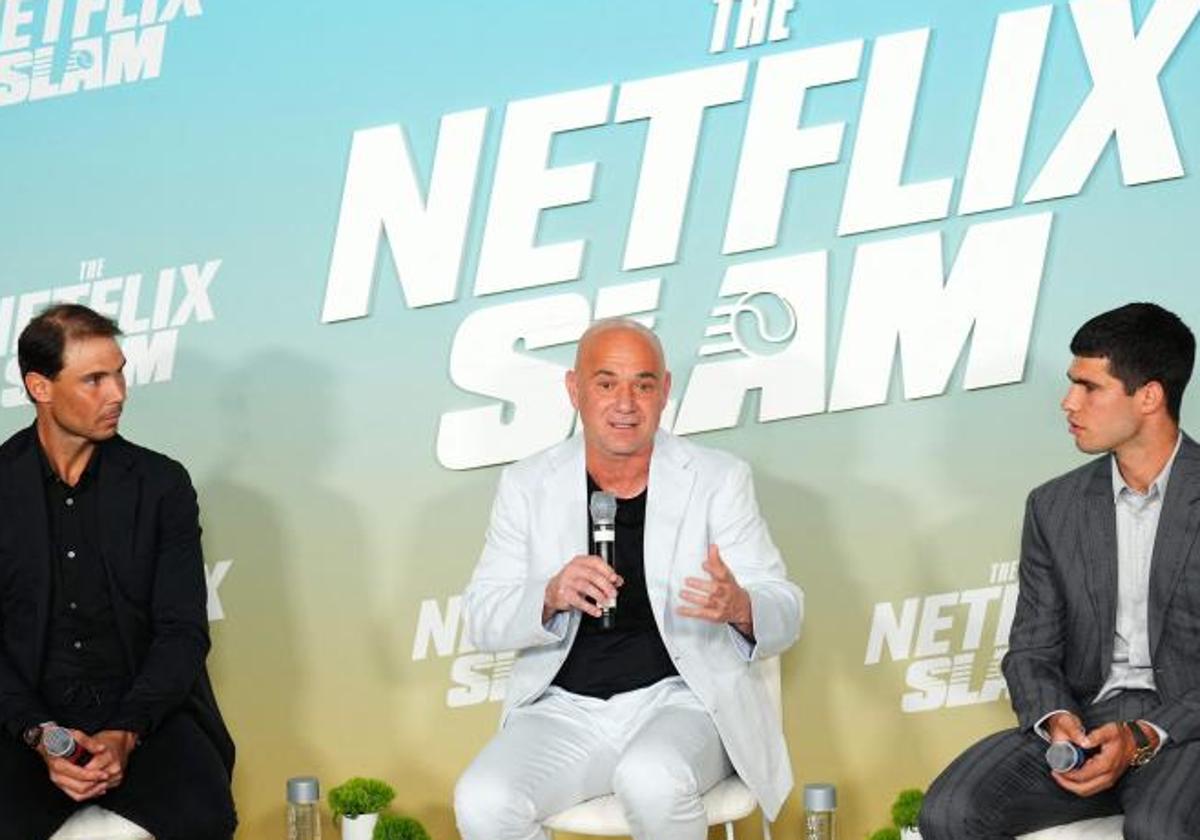 Andre Agassi junto a Carlos Alcaraz y Rafa Nadal en una ruedad de prensa previa al Netflix Slam