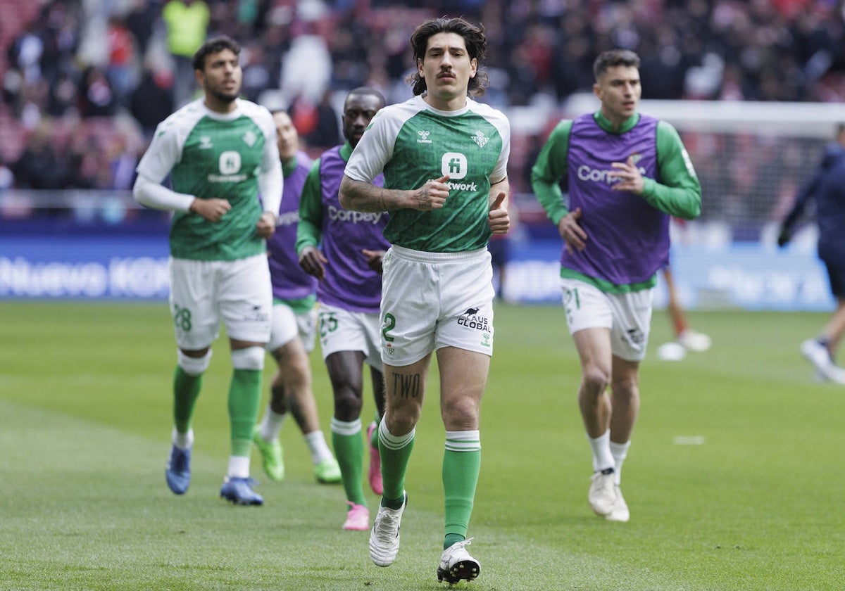 Héctor Bellerín en el calentamiento previo al Atlético - Betis