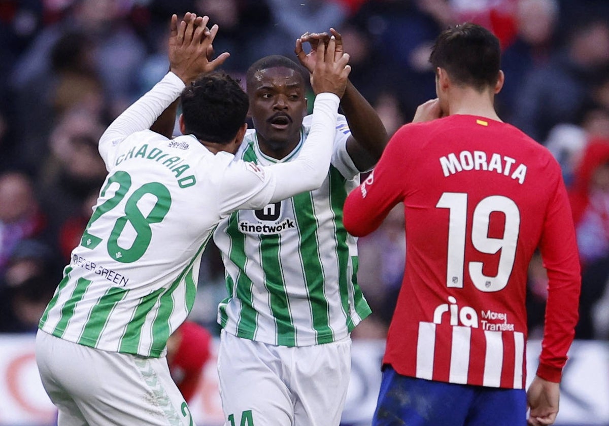 William Carvalho celebra con Chadi Riad el golazo que marcó en el Metropolitano ante el Atlético de Madrid