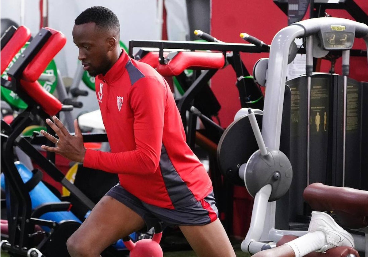 Lukebakio se entrena en las instalaciones de la ciudad deportiva José Ramón Cisneros Palacios