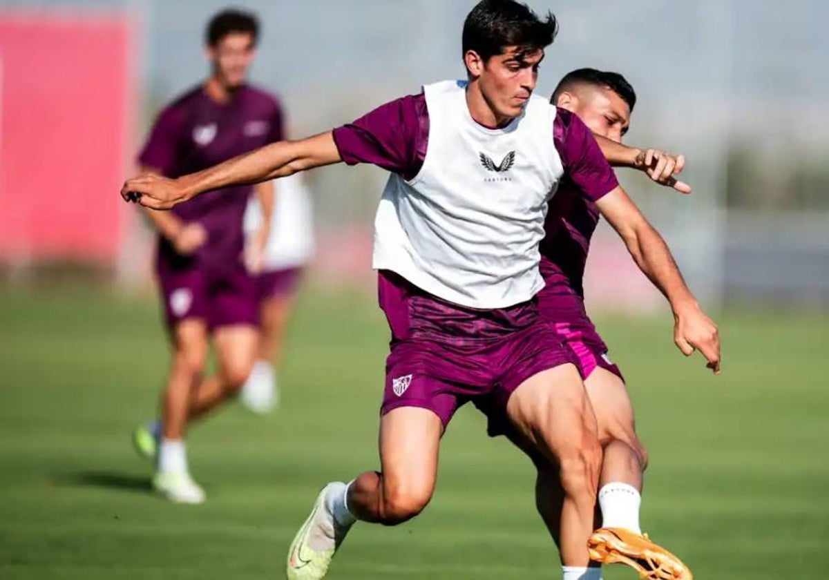 Juanlu Sánchez durante un entrenamiento con el Sevilla FC