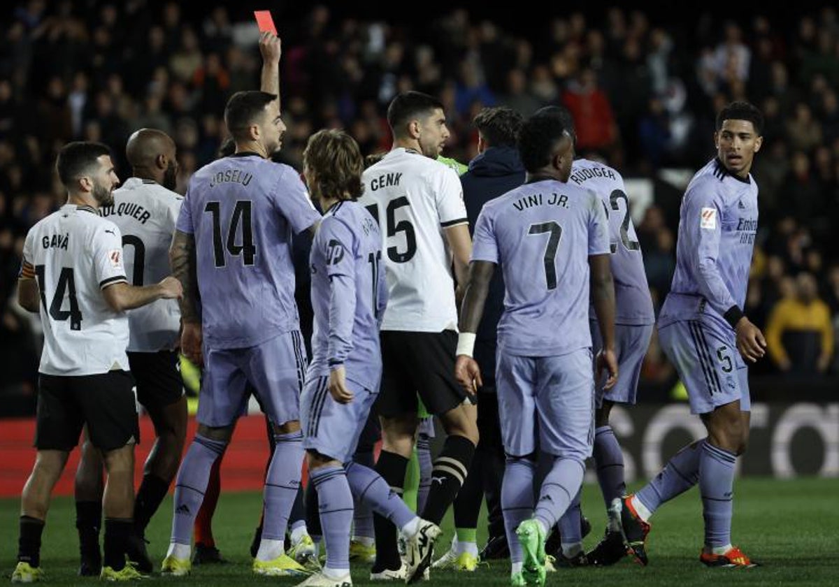 Momento en el que Gil Manzano expulsa a Bellingham en Mestalla