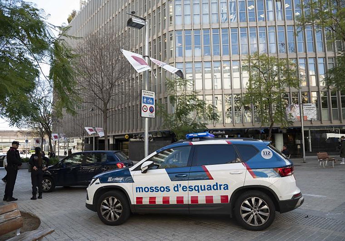 Los Mossos d'Esquadra, en el registro a la sede de la Federación Catalana de Fútbol en Barcelona