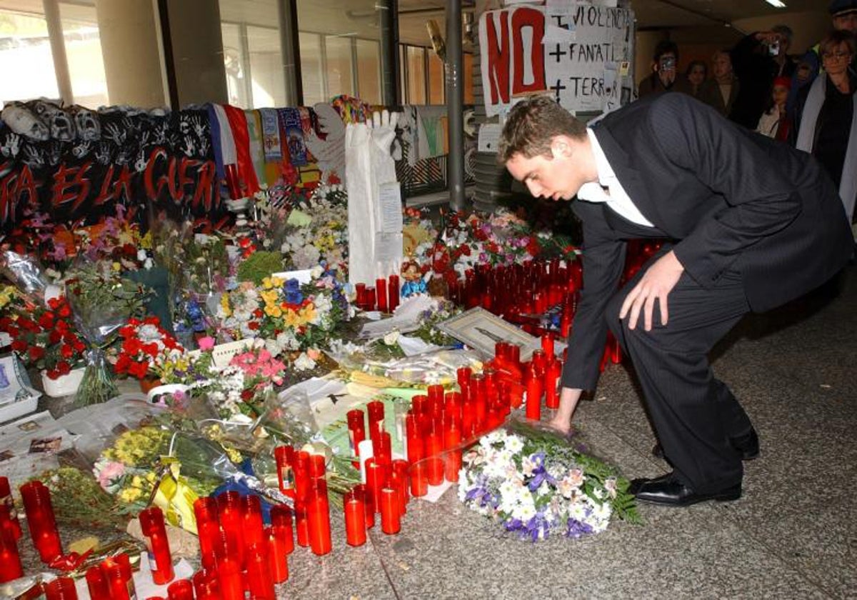 Pau Gasol deposita unas flores en la estación de Atocha en homenaje a las víctimas del 11-M