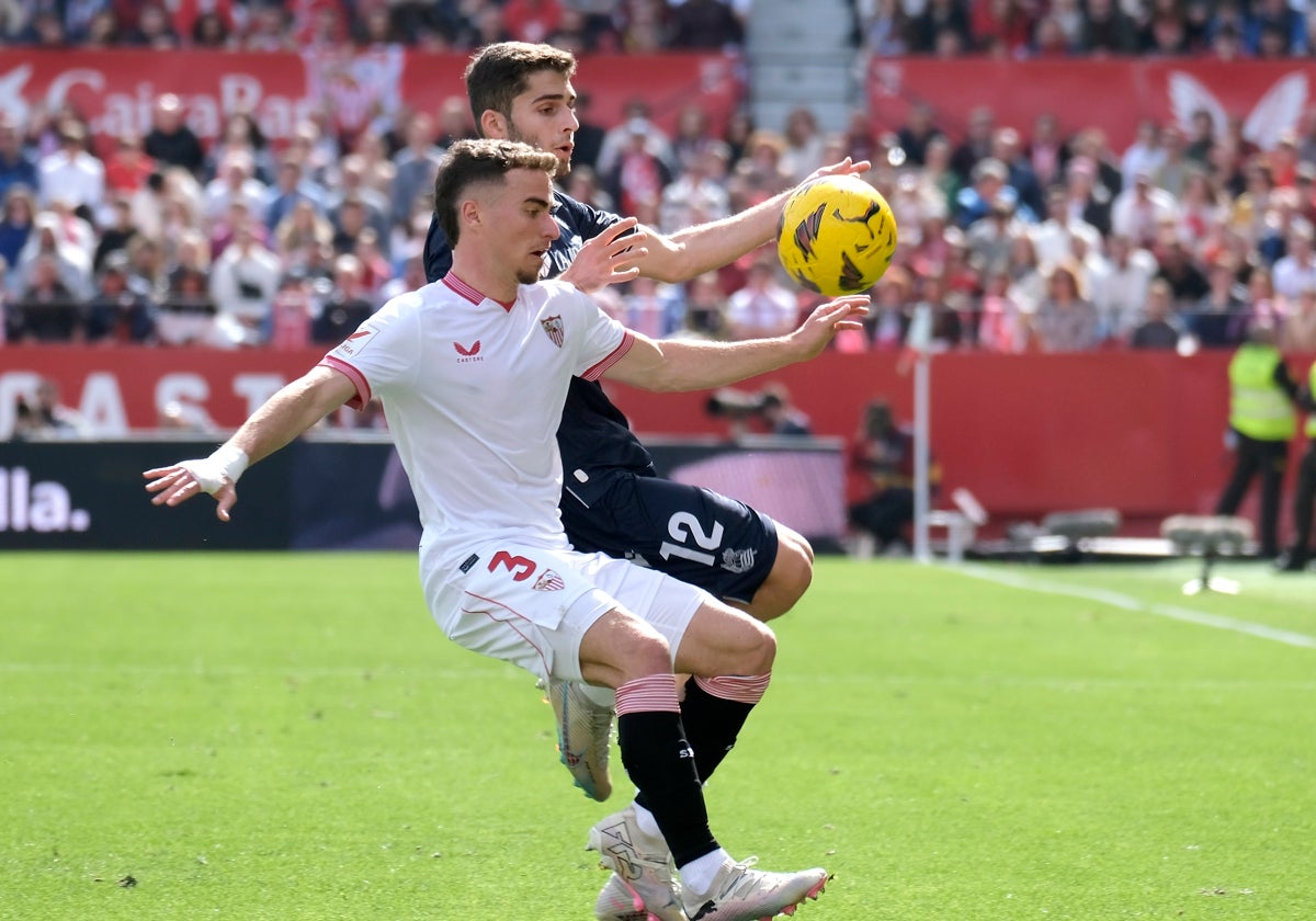 Pedrosa pugna por un balón con Zakharyan en el Sevilla - Real Sociedad