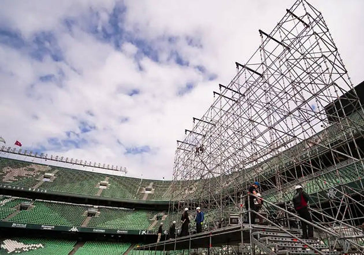 La instalación de la pantalla de gran tamaño en el estadio Benito Villamarín para ver la final de la Copa del Rey de 2022 entre el Betis y el Valencia