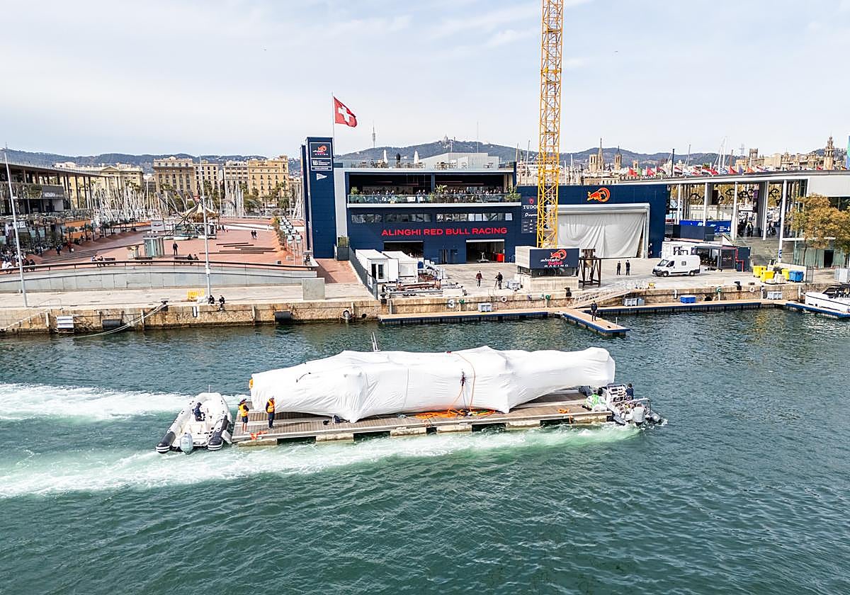El primer AC75 del Alinghi última generación llegó a Barcelona