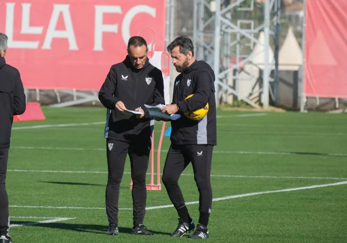 Oltra y Quique Sánchez Flores, en un entrenamiento del Sevilla