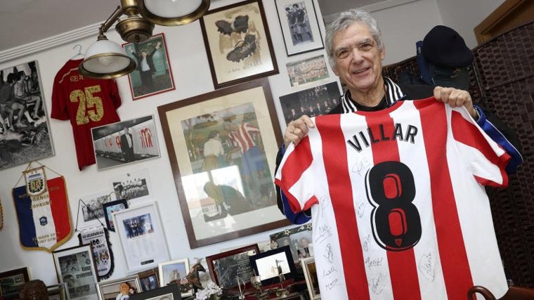 Mostrando la camiseta del Athletic, el club de su vida, con su nombre