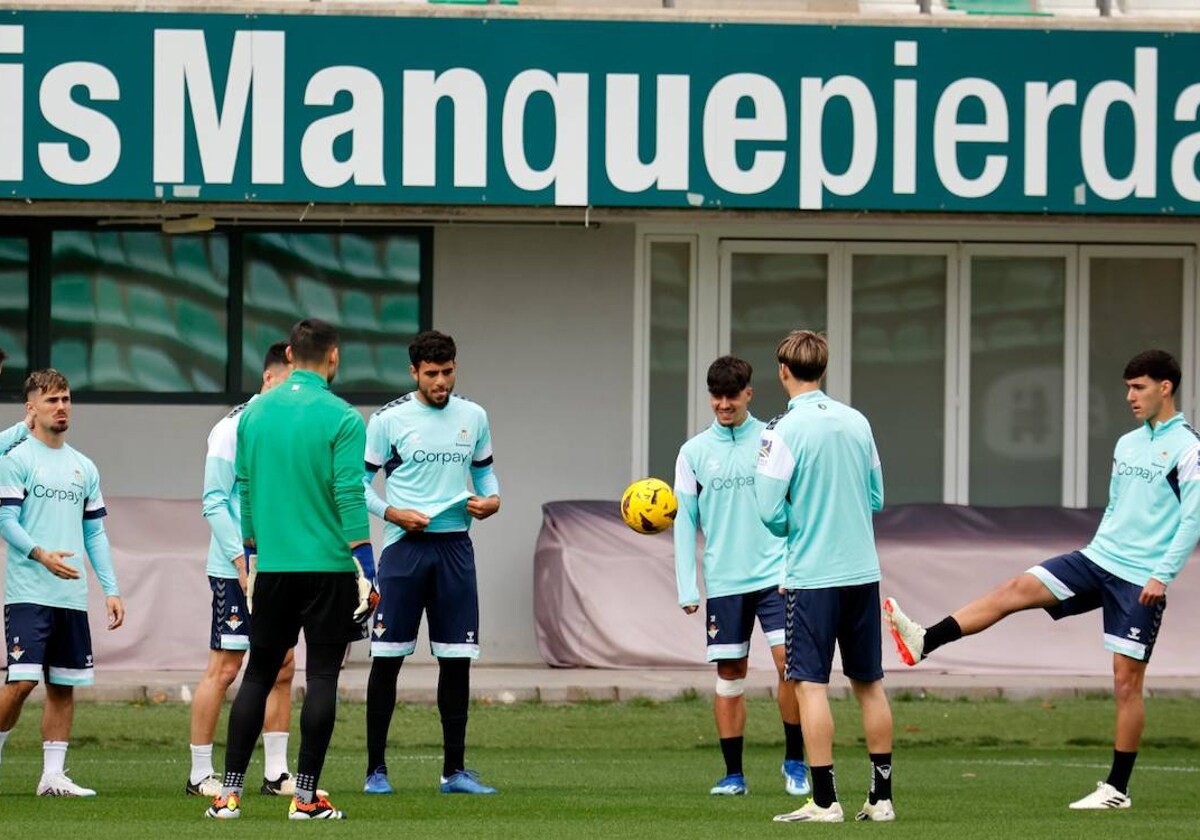 Pleguezuelo y Busto, entre varios jugadores del primer equipo en el entrenamiento del Betis en la ciudad deportiva Luis del Sol