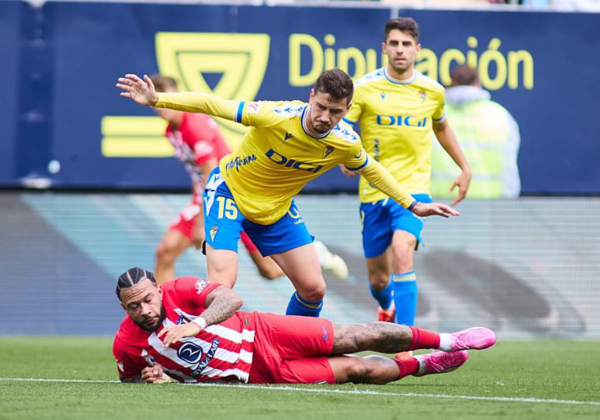 Memphis, en el suelo, durante el partido entre el Cádiz y el Atlético