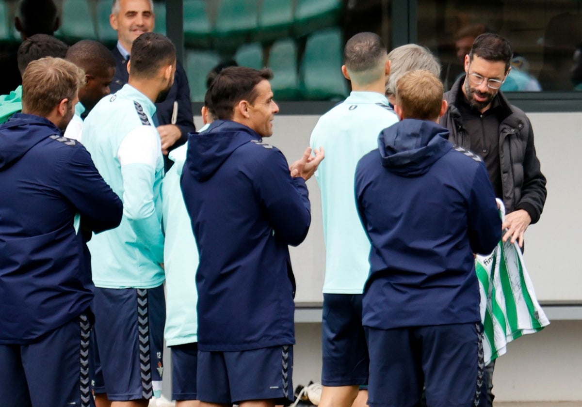 Van Nistelrooy recibe una camiseta del Betis en la ciudad deportiva del Betis