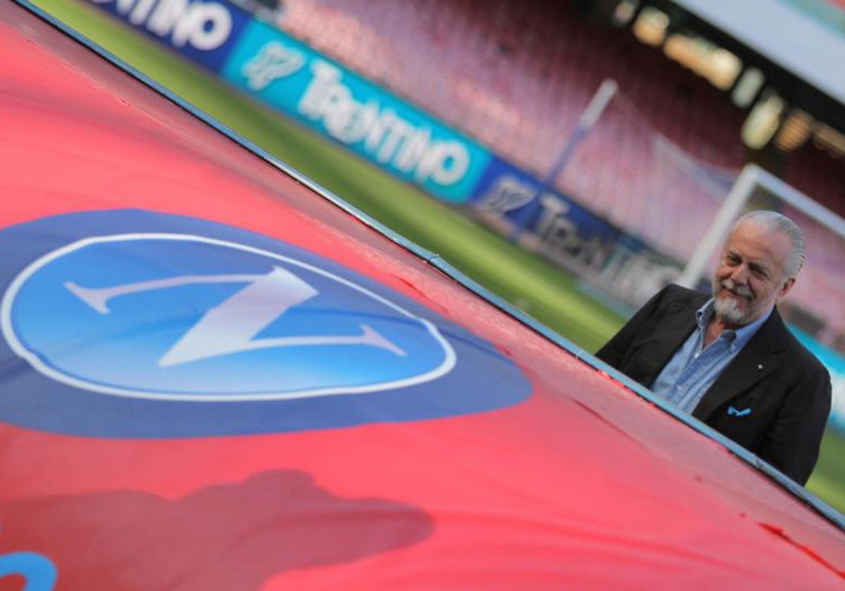 Aurelio Di Laurentiis posa junto al banquillo del Nápoles