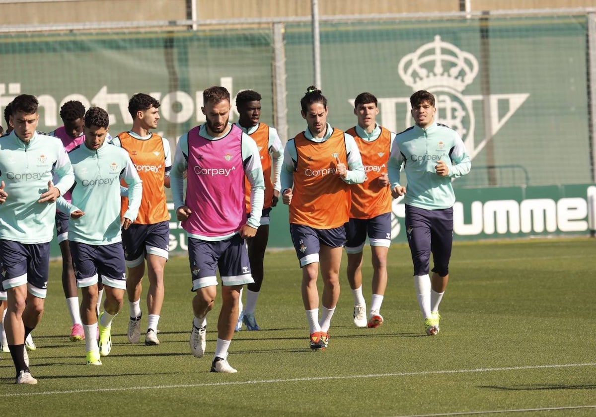 Isco se ejercita con sus compañeros en el entrenamiento del Betis