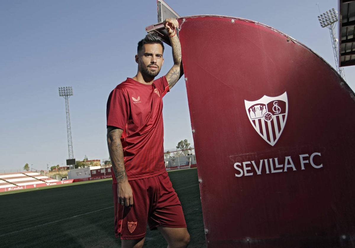 Suso, jugador del Sevilla FC, posa en la ciudad deportiva