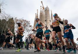 Muere un participante del maratón de Barcelona que se desplomó tras cruzar la línea de meta