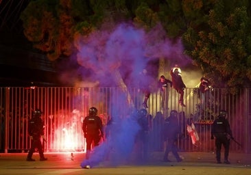 Los Boixos Nois se enfrentan a los Mossos y revientan la previa del Barcelona - Nápoles