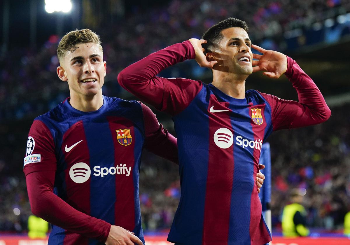 Fermín López y Joao Cancelo, futbolistas del FC Barcelona, celebran el segundo gol ante el Nápoles