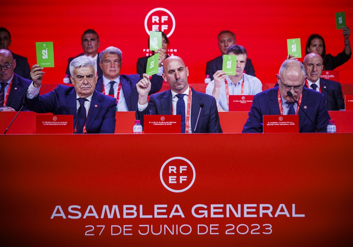 Rocha, izquierda, y Rubiales, centro en una votación en la asamblea general de la RFEF de 2023