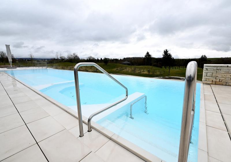 Piscina exterior del hotel de la selección española "Der Oeschberghof" para la próxima Eurocopa de fútbol de 2024 en Donaueschingen, Alemania.