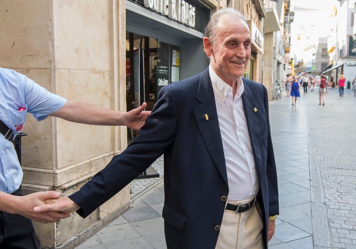 Manuel Ruiz de Lopera en la calle Tetuán de Sevilla