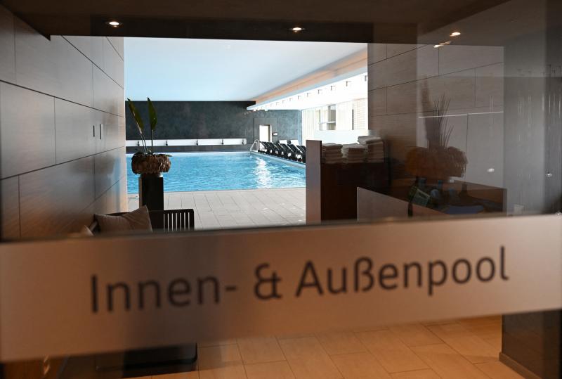 Una de las piscinas del spa del  hotel de la selección española "Der Oeschberghof" para la próxima Eurocopa de fútbol de 2024 en  Donaueschingen, Alemania.