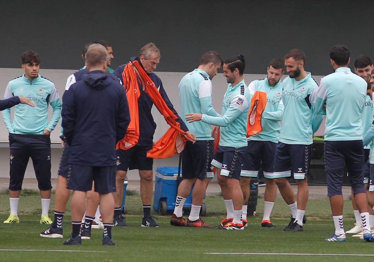 Isco recoge el peto de entrenamiento durante la sesión del Betis en la ciudad deportiva Luis del Sol