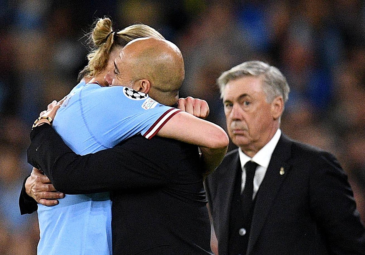 Ancelotti observa el abrazo de Haaland y Pep en el Etihad, en el partido del pasado año